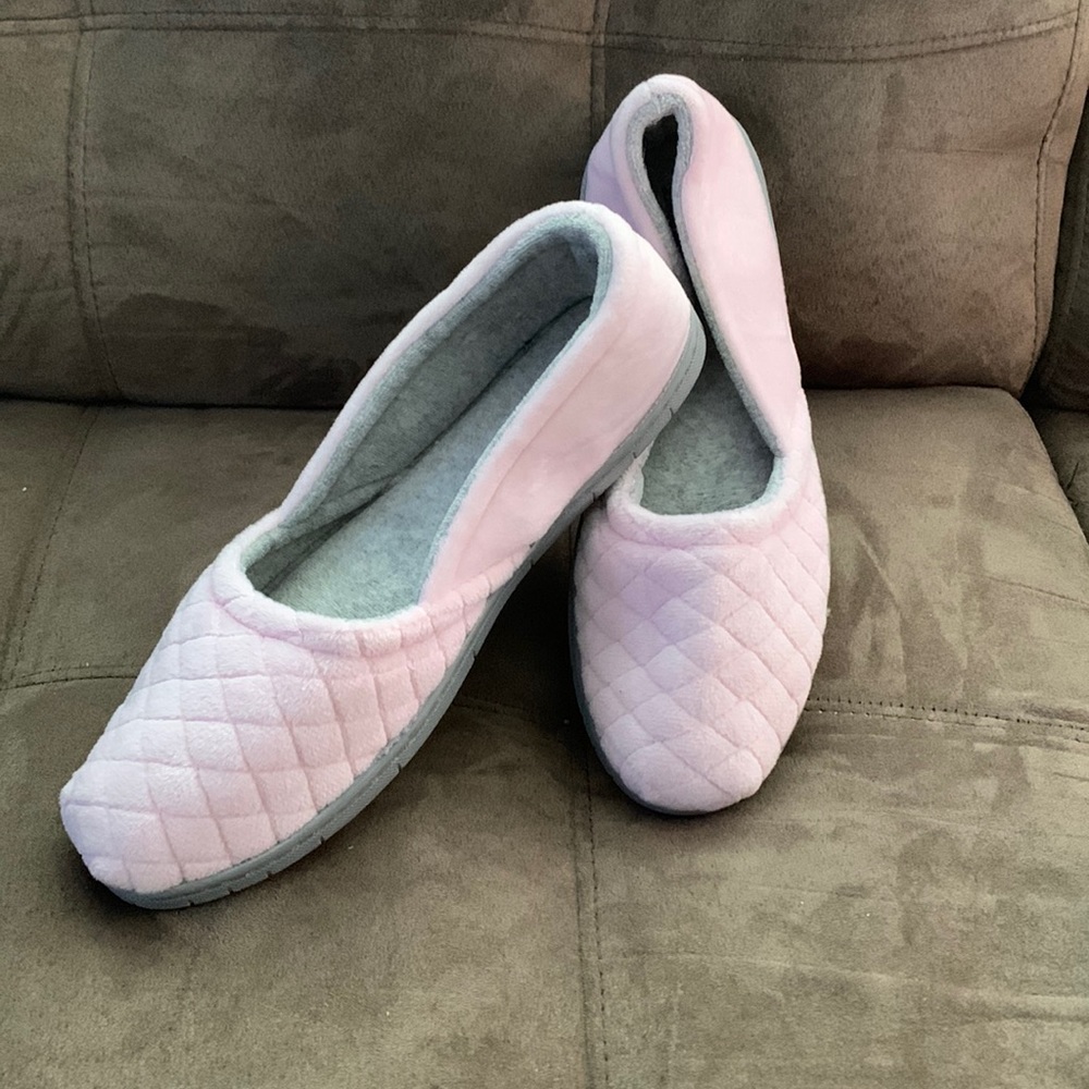 Dearfoams. Pink quilted slippers